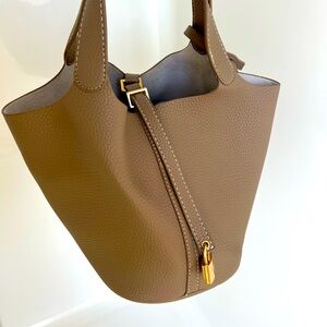 Elegant Tan Leather Tote Bag
